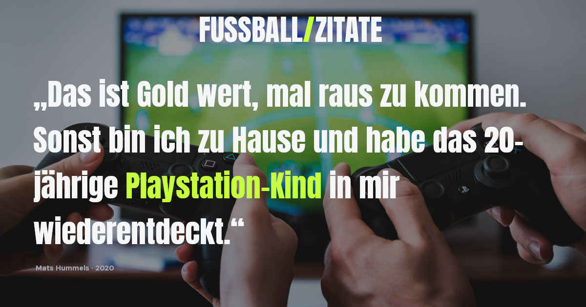 Fußball-Zitat von Mats Hummels (2020) über das PlayStation-Kind in ihm, eingeblendet auf fussball-zitate.com über dem unscharfen Hintergrund zweier Hände mit Controllern vor einem Fernseher